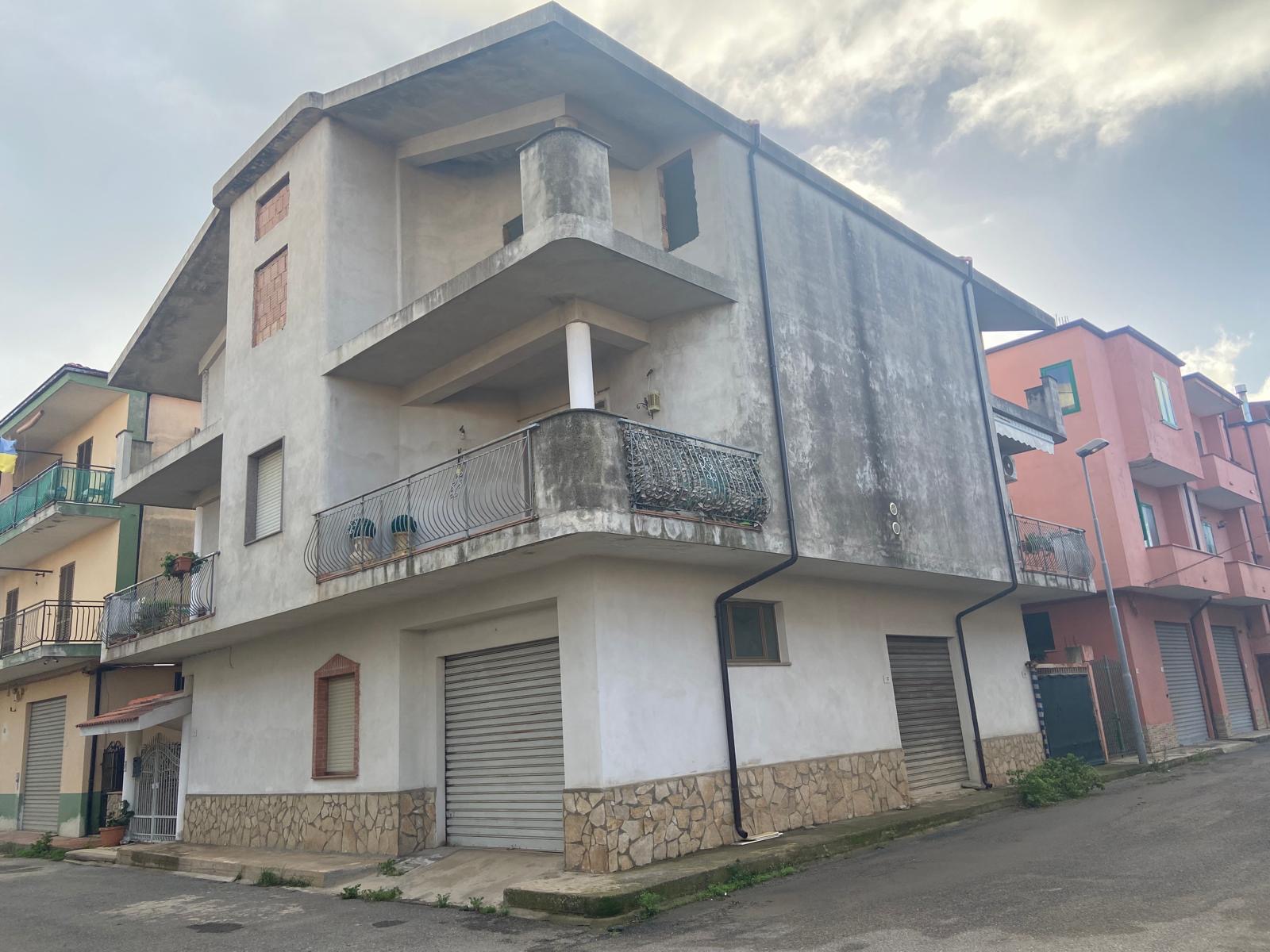 Casa indipendente su tre livelli con giardino, garage e posto auto