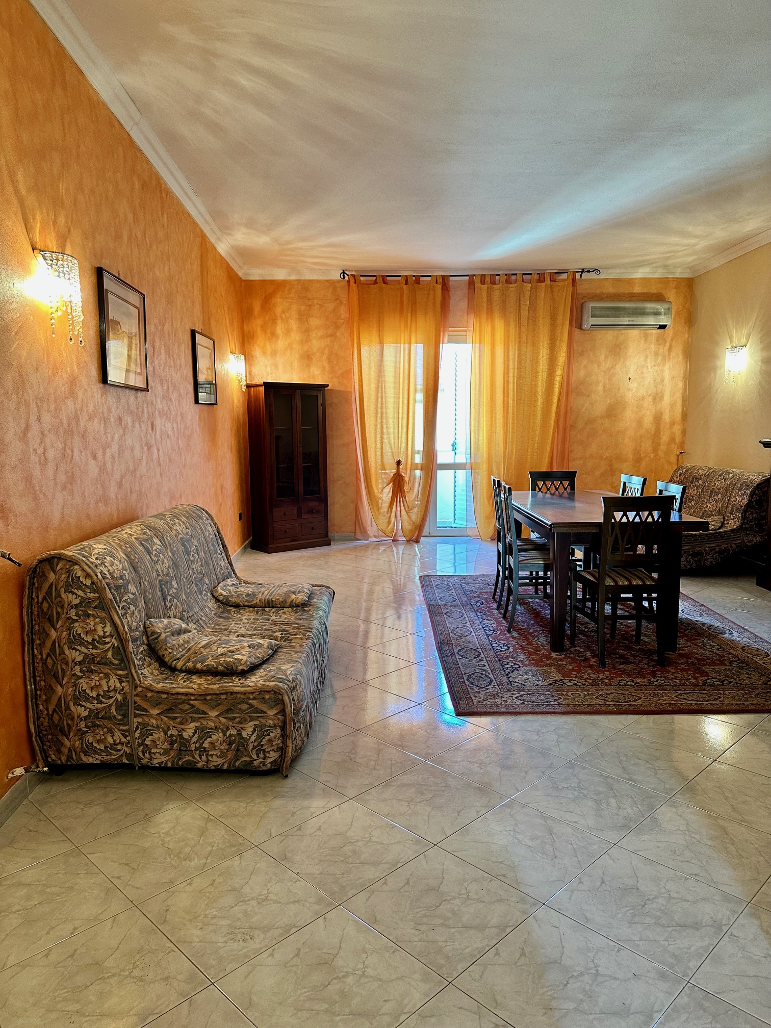 Spazioso appartamento con monolocale annesso in zona centrale – €95.000