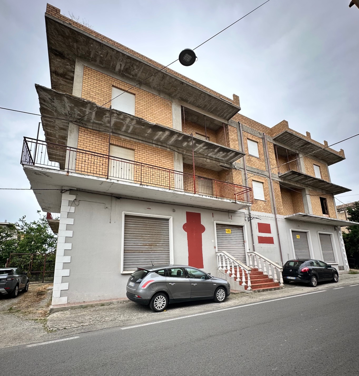 In vendita ampio immobile cielo-terra da completare – €330.000